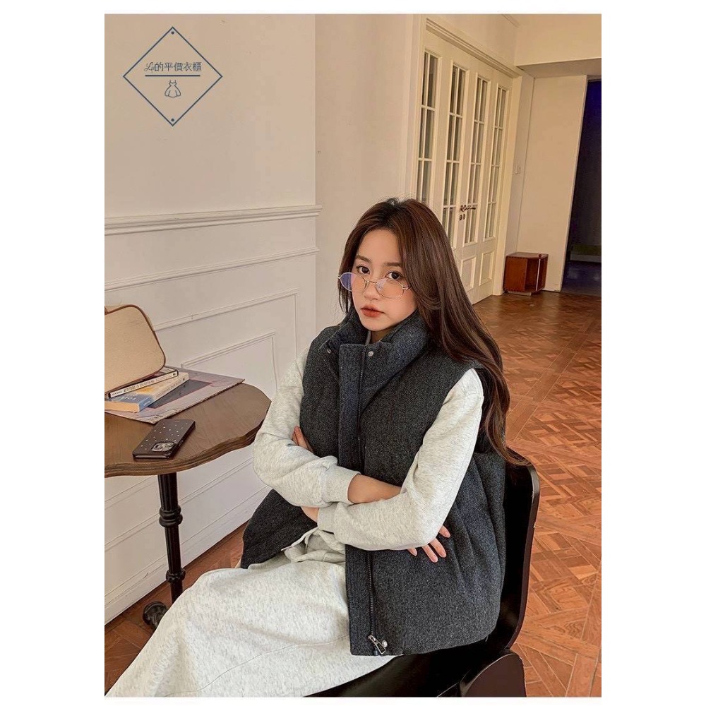 🌿Lu的平價衣櫃🌸現貨L59024-33✔️韓系氣場感重磅來襲立領毛呢鋪棉背心#馬甲外套#立領背心#率性#毛呢鋪棉-細節圖2
