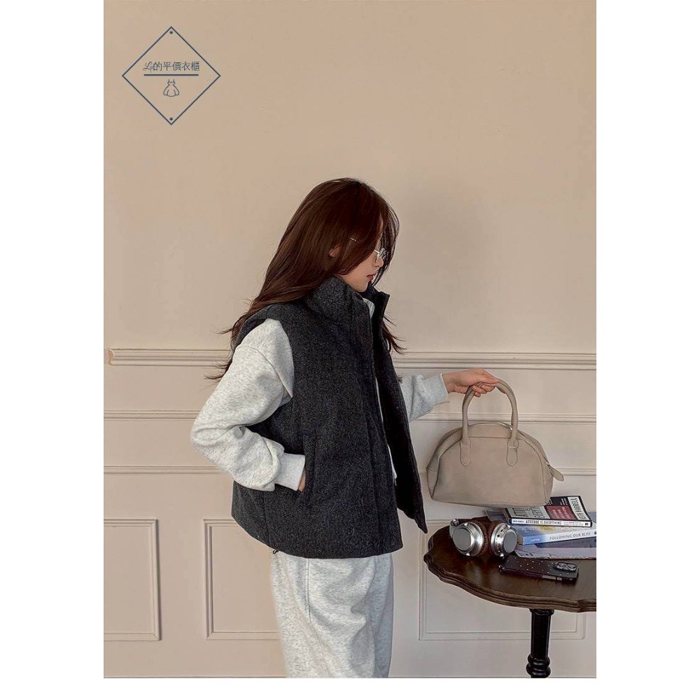 🌿Lu的平價衣櫃🌸現貨L59024-33✔️韓系氣場感重磅來襲立領毛呢鋪棉背心#馬甲外套#立領背心#率性#毛呢鋪棉-細節圖4
