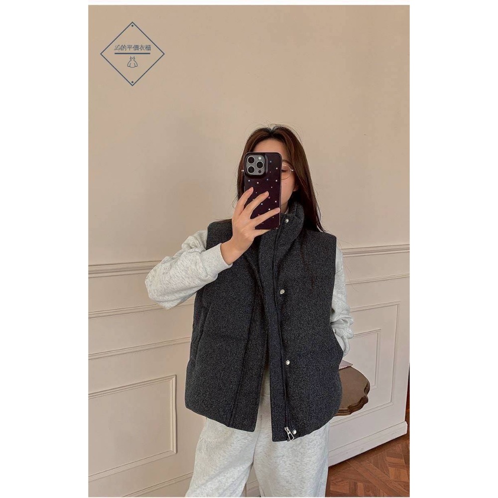 🌿Lu的平價衣櫃🌸現貨L59024-33✔️韓系氣場感重磅來襲立領毛呢鋪棉背心#馬甲外套#立領背心#率性#毛呢鋪棉-細節圖5
