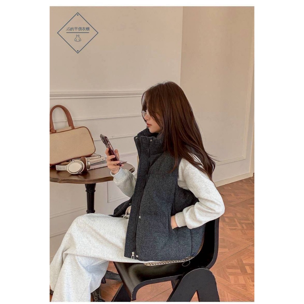 🌿Lu的平價衣櫃🌸現貨L59024-33✔️韓系氣場感重磅來襲立領毛呢鋪棉背心#馬甲外套#立領背心#率性#毛呢鋪棉-細節圖6