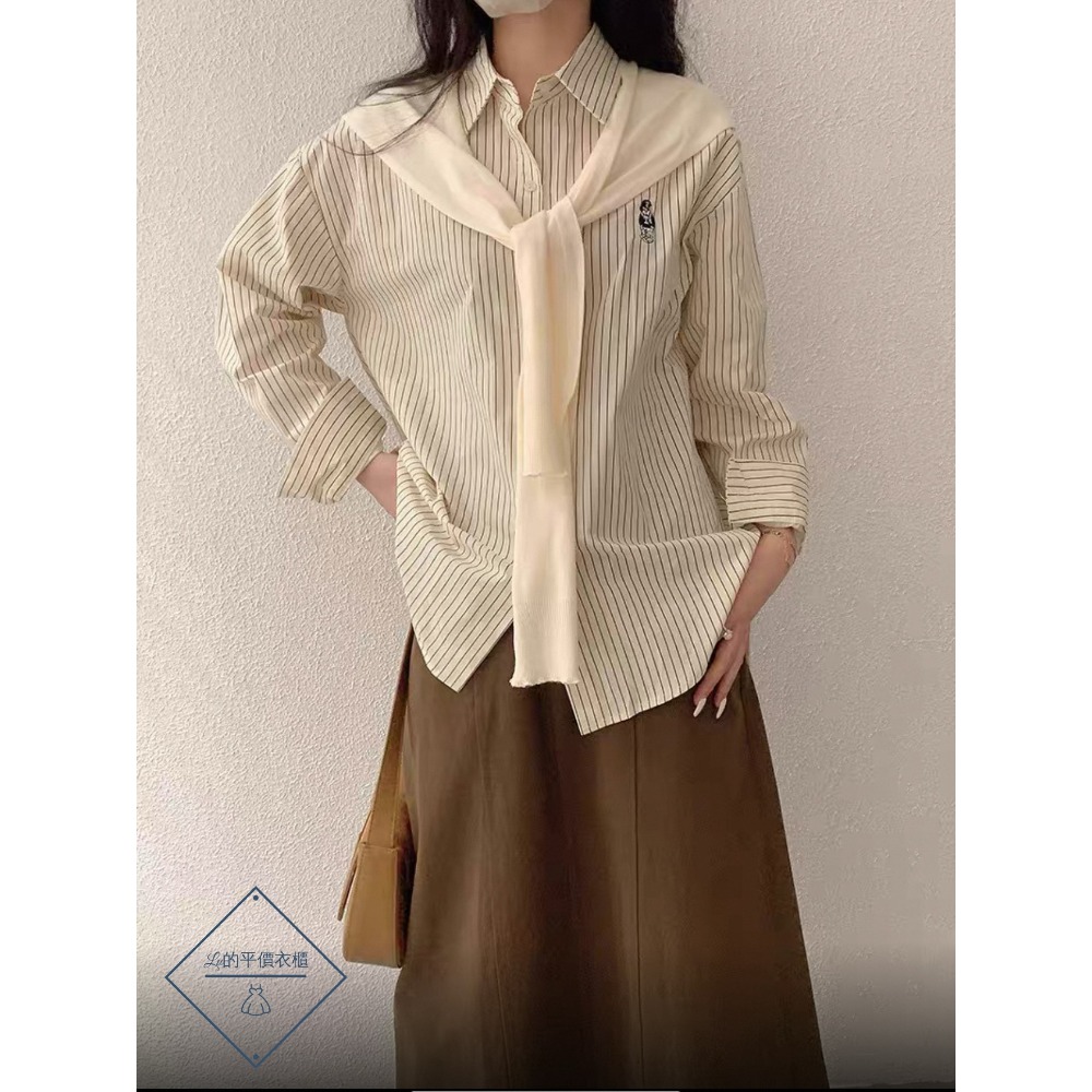 🌿Lu的平價衣櫃🌿🌸現貨023✔️法式感拼色繡小熊圖披肩條紋襯衫#刺繡#熊熊#韓系#襯衫#披肩#簡約#百搭#兩件套-細節圖3