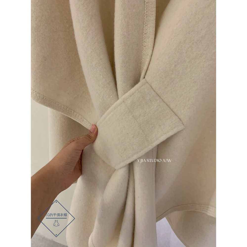 🌿Lu的平價衣櫃🌿🌸現貨A01-04-820-5-3✔️韓系質感家🇰🇷【Y.JIA】清冷氣質設計感披肩#外套-細節圖5