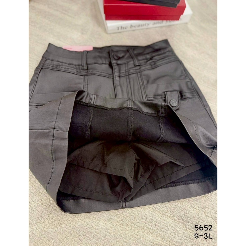 🌿Lu的平價衣櫃🌿🌸現貨5652a25✔️韓版謬系工裝風彈力皮裙#短裙#美式#個性#率性#百搭#皮裙#皮革#性感-細節圖4