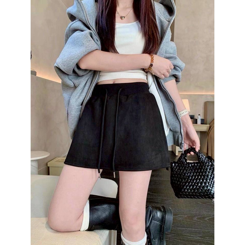 🌿Lu的平價衣櫃🌿🌸現貨254u21✔️美式率性爆瘦麂皮絨開岔短褲裙#百搭#帥氣#個性#短裙#麂皮#開衩#性感-細節圖4