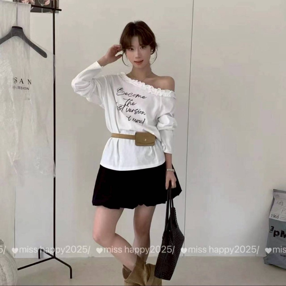 🌿Lu的平價衣櫃🌿🌸現貨A202-22-美式性感荷葉一字領質感字母上衣#一字領#甜美上衣#荷葉邊#質感#百搭#性感-細節圖4
