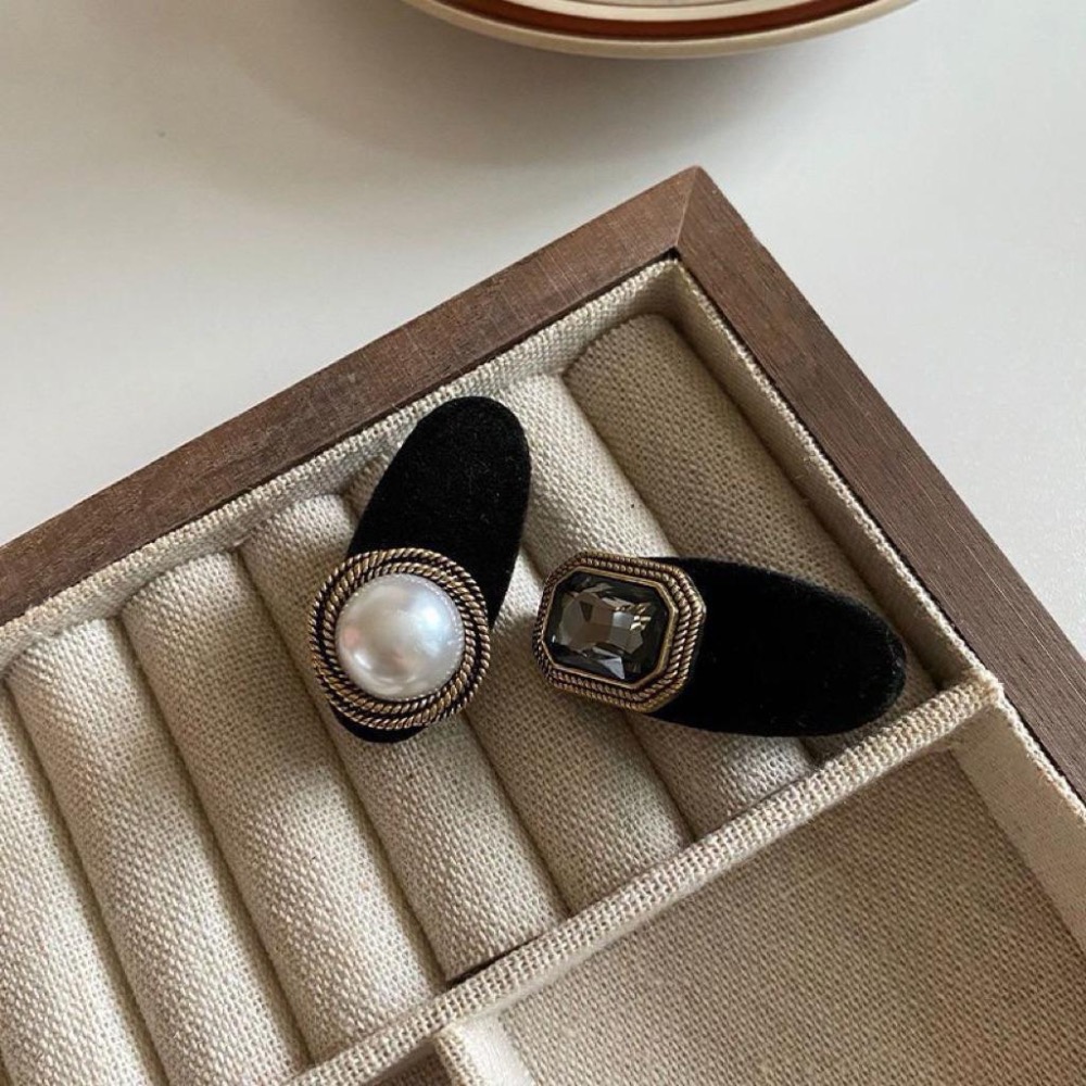 【老闆的娘】高雄現貨 隔日出 法式復古絲絨珍珠鴨嘴夾 小香風高級感水鑽植絨髮夾 女側邊夾 一字夾 造型髮夾 髮飾 頭飾-細節圖2