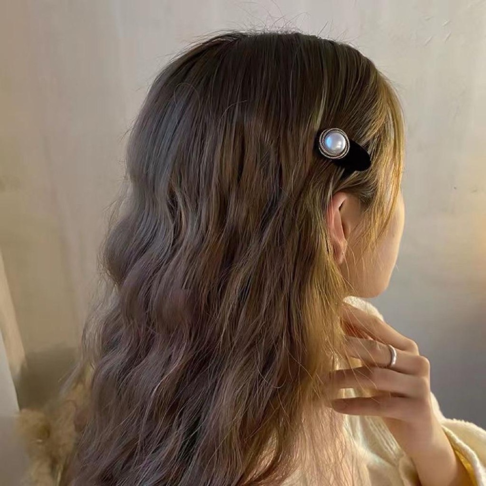 【老闆的娘】高雄現貨 隔日出 法式復古絲絨珍珠鴨嘴夾 小香風高級感水鑽植絨髮夾 女側邊夾 一字夾 造型髮夾 髮飾 頭飾-細節圖3