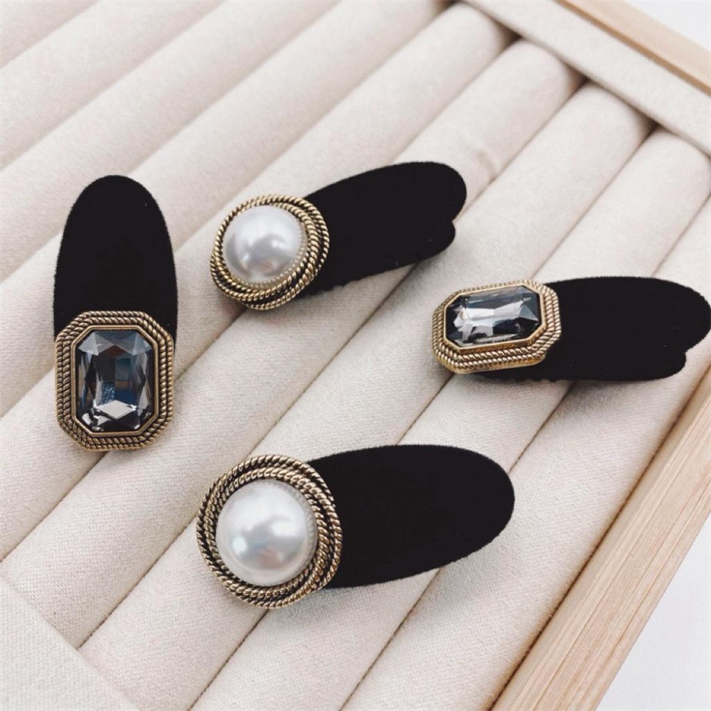 【老闆的娘】高雄現貨 隔日出 法式復古絲絨珍珠鴨嘴夾 小香風高級感水鑽植絨髮夾 女側邊夾 一字夾 造型髮夾 髮飾 頭飾-細節圖6