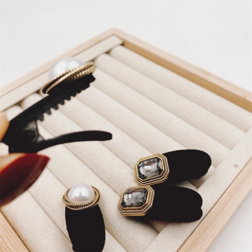 【老闆的娘】高雄現貨 隔日出 法式復古絲絨珍珠鴨嘴夾 小香風高級感水鑽植絨髮夾 女側邊夾 一字夾 造型髮夾 髮飾 頭飾-細節圖7