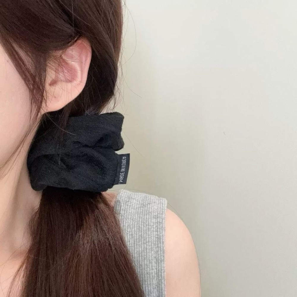 【老闆的娘】高雄現貨 韓版溫柔褶皺大腸髮圈 布藝彈力髮圈 馬尾髮圈 女生髮繩 秋冬氣質 髮束 髮飾-細節圖7