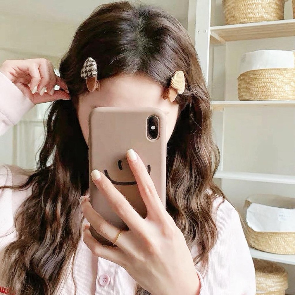 【老闆的娘】高雄現貨 隔日出 日系簡約植絨愛心鴨嘴夾 高級感絲絨造型側邊夾 布藝格紋 千島格 女瀏海夾 碎髮夾 髮飾-細節圖2