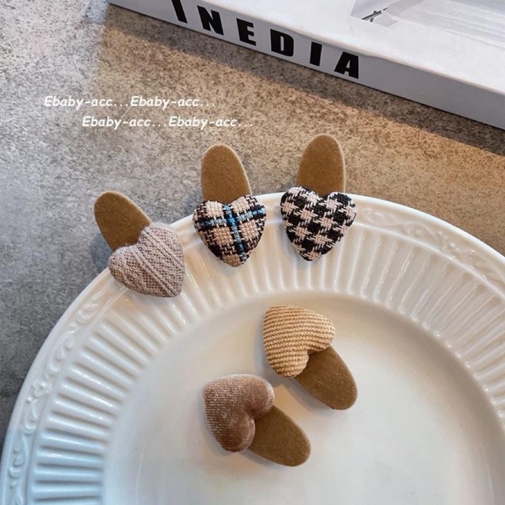 【老闆的娘】高雄現貨 隔日出 日系簡約植絨愛心鴨嘴夾 高級感絲絨造型側邊夾 布藝格紋 千島格 女瀏海夾 碎髮夾 髮飾-細節圖3