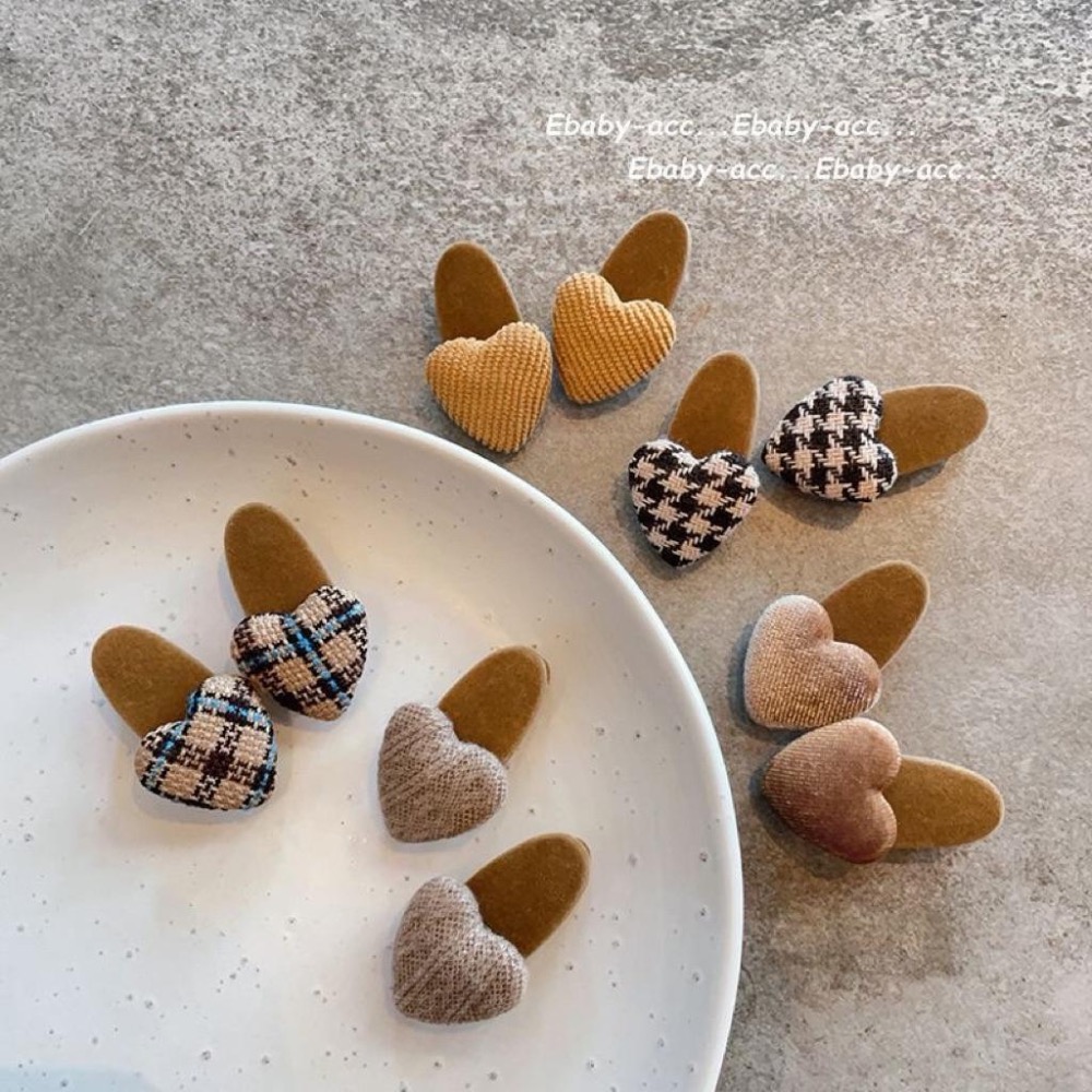 【老闆的娘】高雄現貨 隔日出 日系簡約植絨愛心鴨嘴夾 高級感絲絨造型側邊夾 布藝格紋 千島格 女瀏海夾 碎髮夾 髮飾-細節圖4