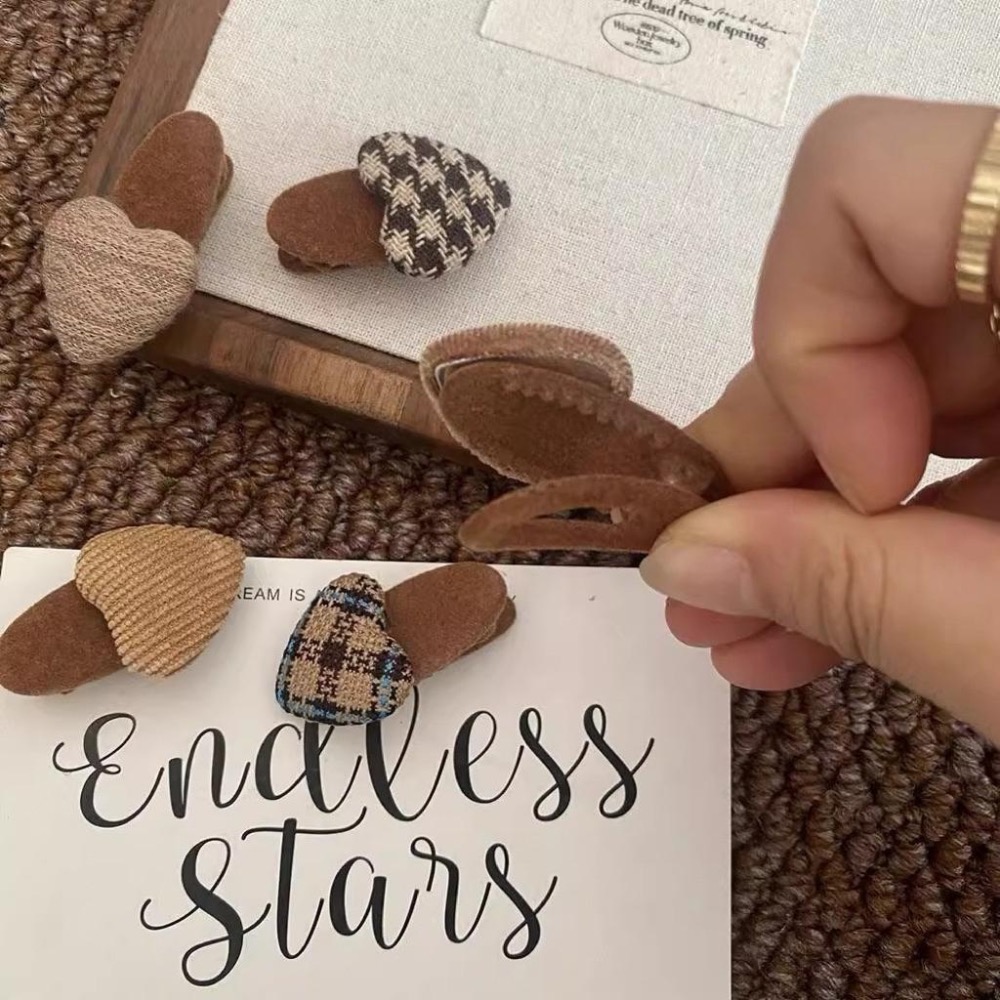 【老闆的娘】高雄現貨 隔日出 日系簡約植絨愛心鴨嘴夾 高級感絲絨造型側邊夾 布藝格紋 千島格 女瀏海夾 碎髮夾 髮飾-細節圖5