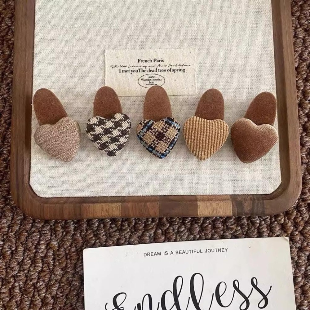 【老闆的娘】高雄現貨 隔日出 日系簡約植絨愛心鴨嘴夾 高級感絲絨造型側邊夾 布藝格紋 千島格 女瀏海夾 碎髮夾 髮飾-細節圖6