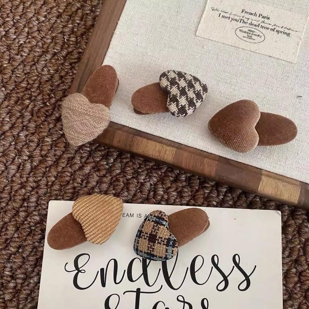 【老闆的娘】高雄現貨 隔日出 日系簡約植絨愛心鴨嘴夾 高級感絲絨造型側邊夾 布藝格紋 千島格 女瀏海夾 碎髮夾 髮飾-細節圖7