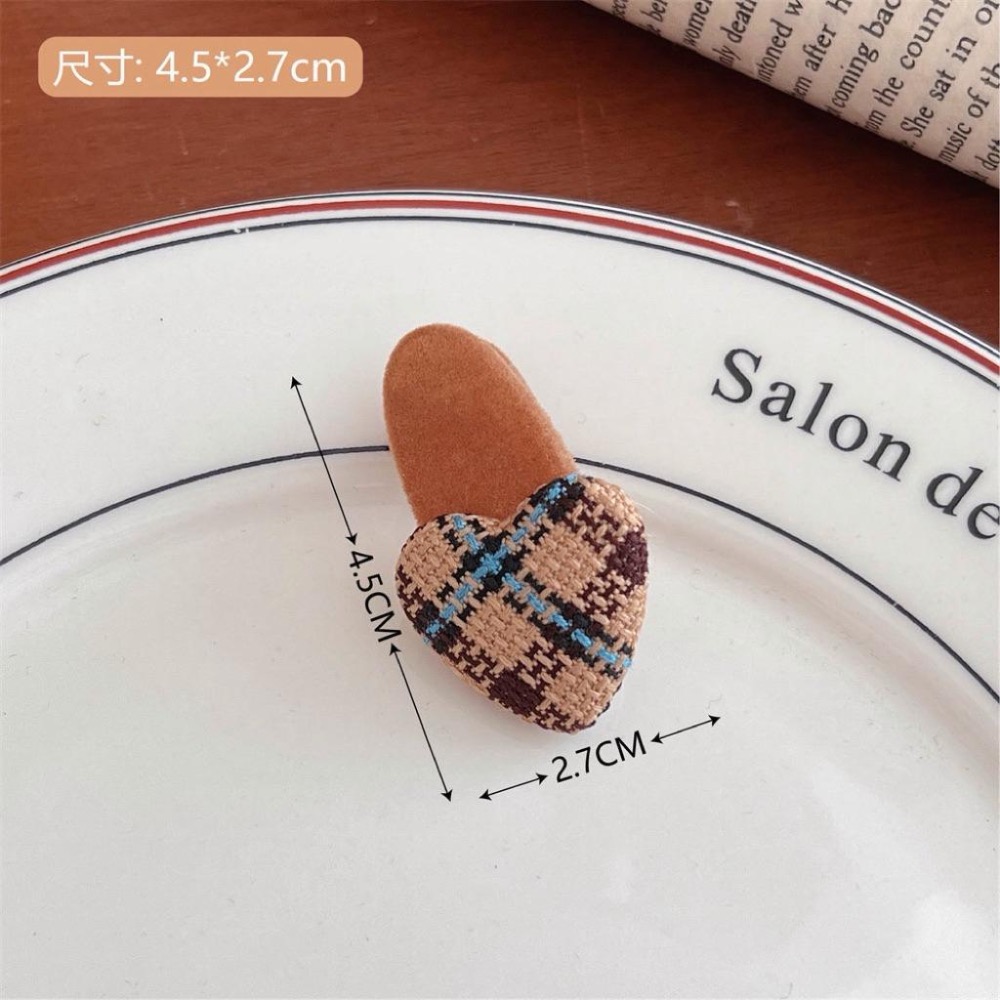 【老闆的娘】高雄現貨 隔日出 日系簡約植絨愛心鴨嘴夾 高級感絲絨造型側邊夾 布藝格紋 千島格 女瀏海夾 碎髮夾 髮飾-細節圖8