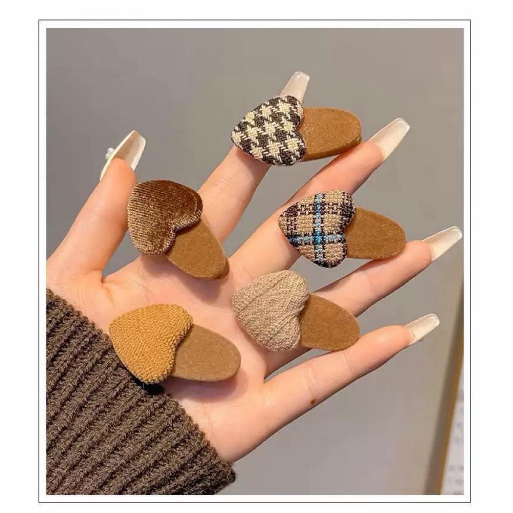 【老闆的娘】高雄現貨 隔日出 日系簡約植絨愛心鴨嘴夾 高級感絲絨造型側邊夾 布藝格紋 千島格 女瀏海夾 碎髮夾 髮飾-細節圖9