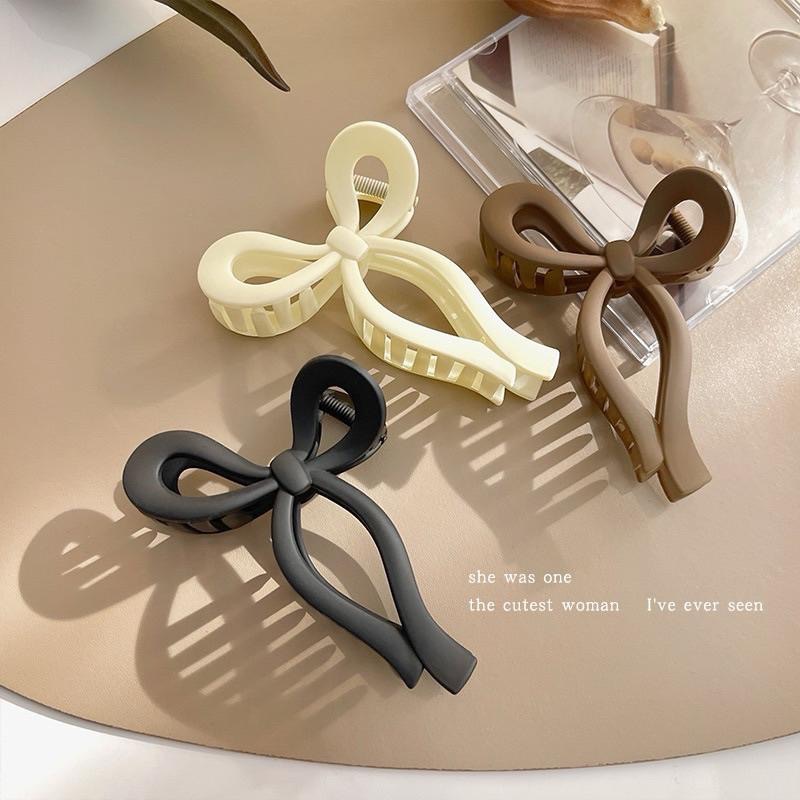 【老闆的娘】高雄現貨 隔日出 韓版甜美啞光蝴蝶結馬尾夾 飄帶大抓夾 氣質霧面氣質盤髮夾 女後腦勺 造型鯊魚夾 髮飾-細節圖2