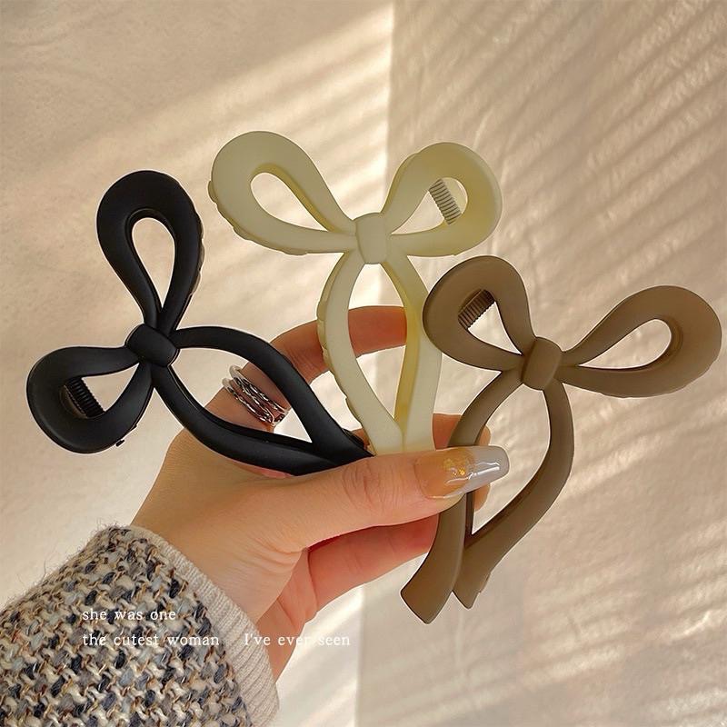 【老闆的娘】高雄現貨 隔日出 韓版甜美啞光蝴蝶結馬尾夾 飄帶大抓夾 氣質霧面氣質盤髮夾 女後腦勺 造型鯊魚夾 髮飾-細節圖3