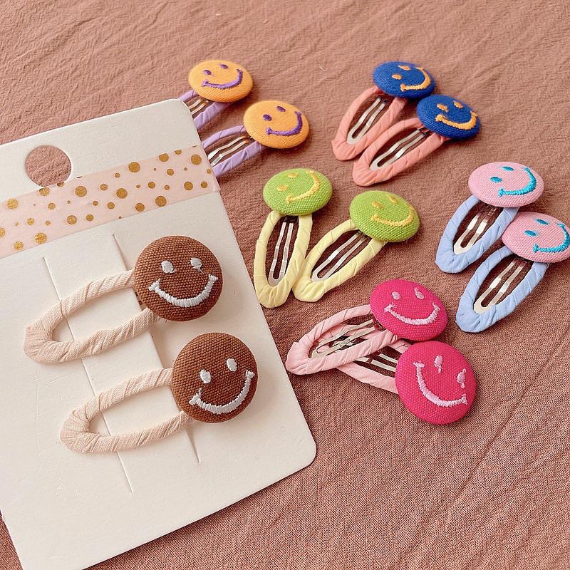 【老闆的娘】高雄現貨 隔日出 兩入裝 可愛刺繡笑臉布藝包邊髮夾 不傷髮 瀏海夾 兒童BB髮夾 彩色微笑 碎髮夾 髮飾-細節圖4