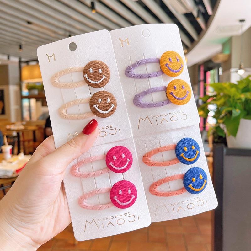 【老闆的娘】高雄現貨 隔日出 兩入裝 可愛刺繡笑臉布藝包邊髮夾 不傷髮 瀏海夾 兒童BB髮夾 彩色微笑 碎髮夾 髮飾-細節圖5