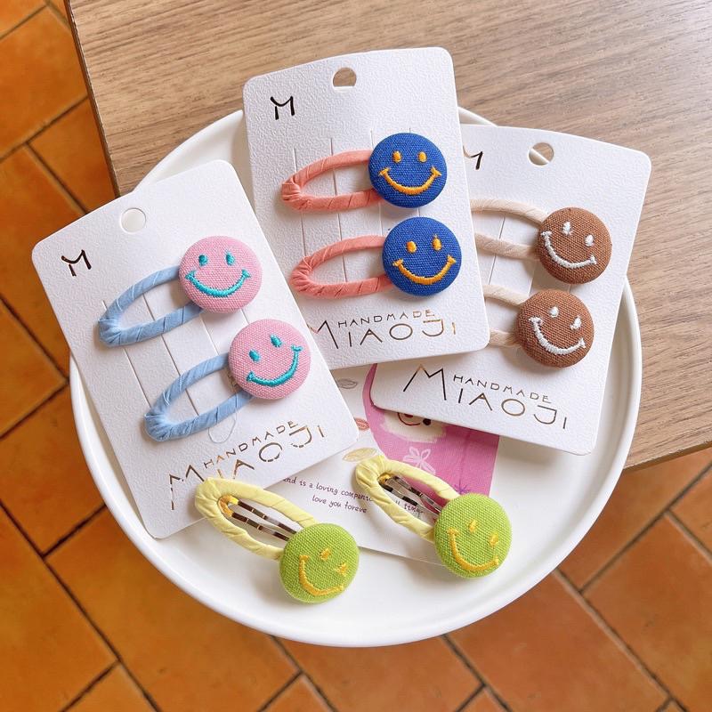 【老闆的娘】高雄現貨 隔日出 兩入裝 可愛刺繡笑臉布藝包邊髮夾 不傷髮 瀏海夾 兒童BB髮夾 彩色微笑 碎髮夾 髮飾-細節圖6