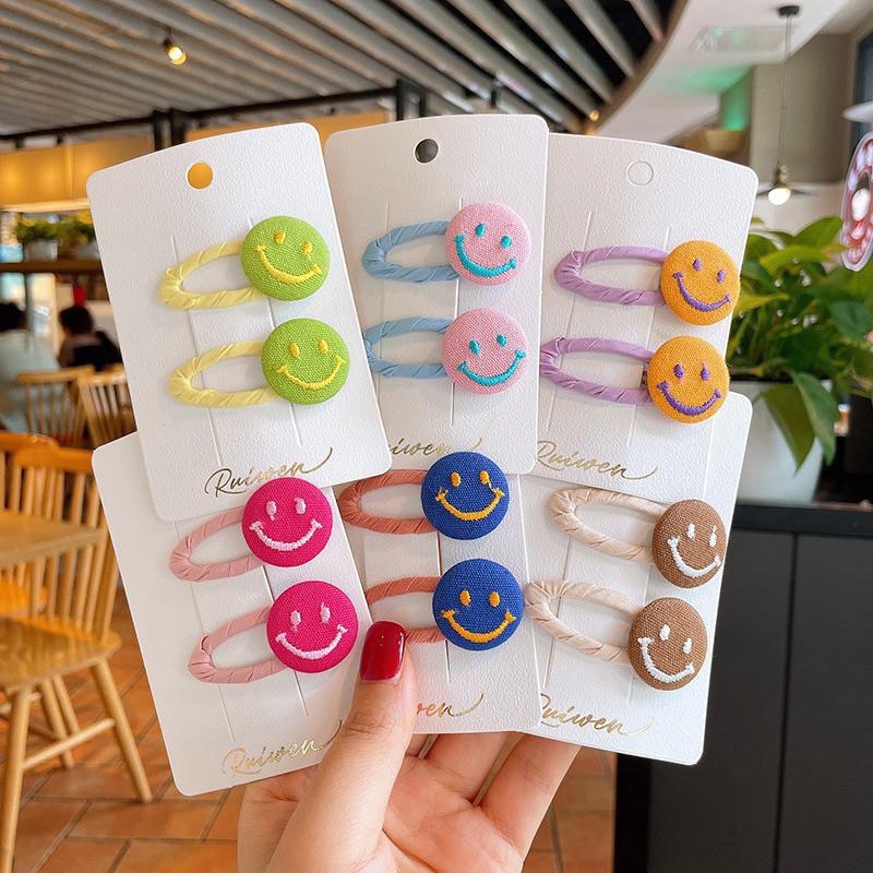 【老闆的娘】高雄現貨 隔日出 兩入裝 可愛刺繡笑臉布藝包邊髮夾 不傷髮 瀏海夾 兒童BB髮夾 彩色微笑 碎髮夾 髮飾-細節圖8