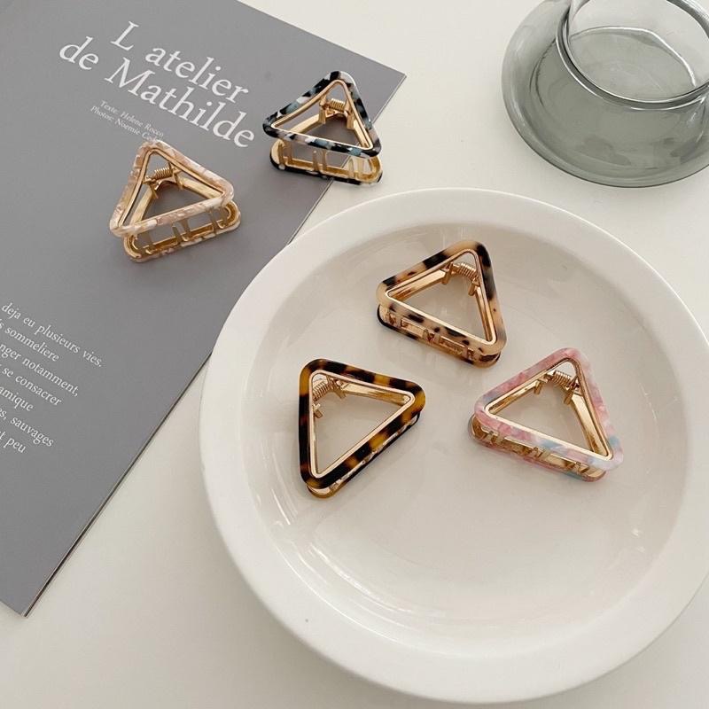 【老闆的娘】高雄現貨 隔日出 韓版慵懶醋酸金屬三角抓夾 鯊魚夾 髮夾 甜美公主夾 馬尾抓夾 髮飾-細節圖4