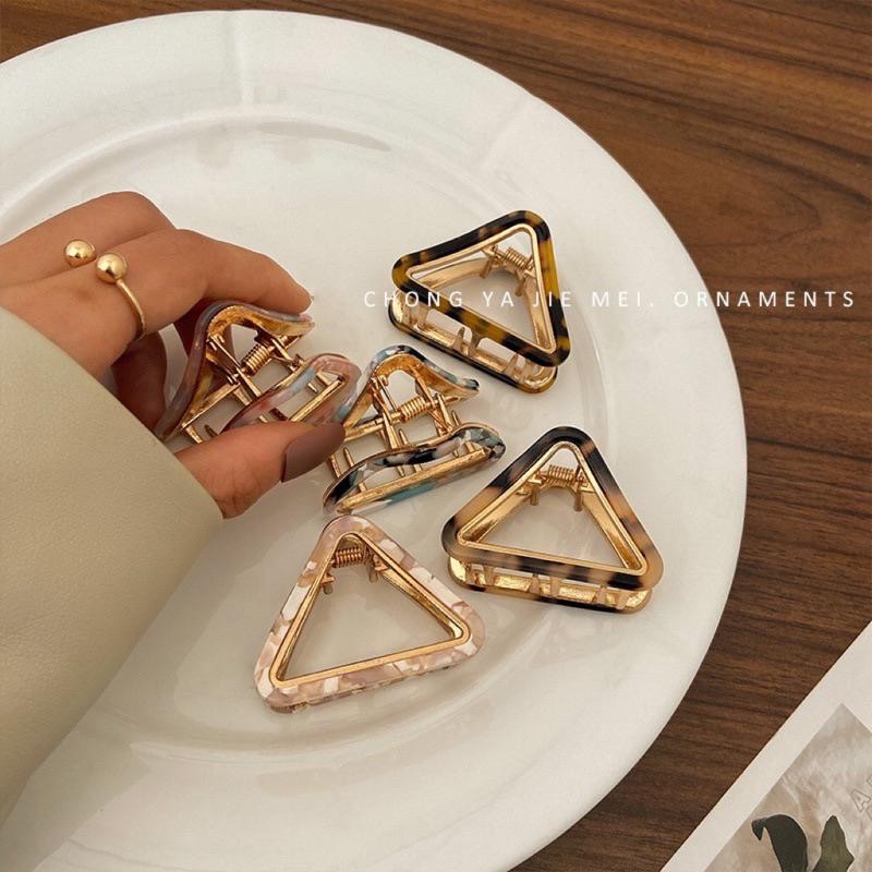 【老闆的娘】高雄現貨 隔日出 韓版慵懶醋酸金屬三角抓夾 鯊魚夾 髮夾 甜美公主夾 馬尾抓夾 髮飾-細節圖6