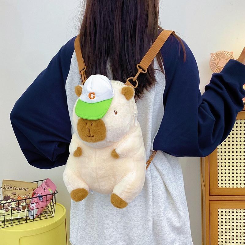 【台灣出貨】學生可愛包包/卡皮巴拉 後背包/水豚君 側背包/可愛毛絨 手提包/水豚君娃娃男女通用大容量包包/交換禮物-細節圖3