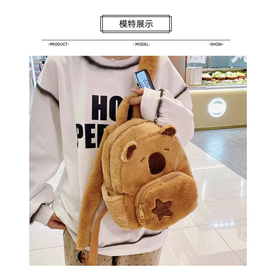【台灣出貨】學生可愛包包/卡皮巴拉 後背包/水豚君 側背包/可愛毛絨 手提包/水豚君娃娃男女通用大容量包包/交換禮物-細節圖7