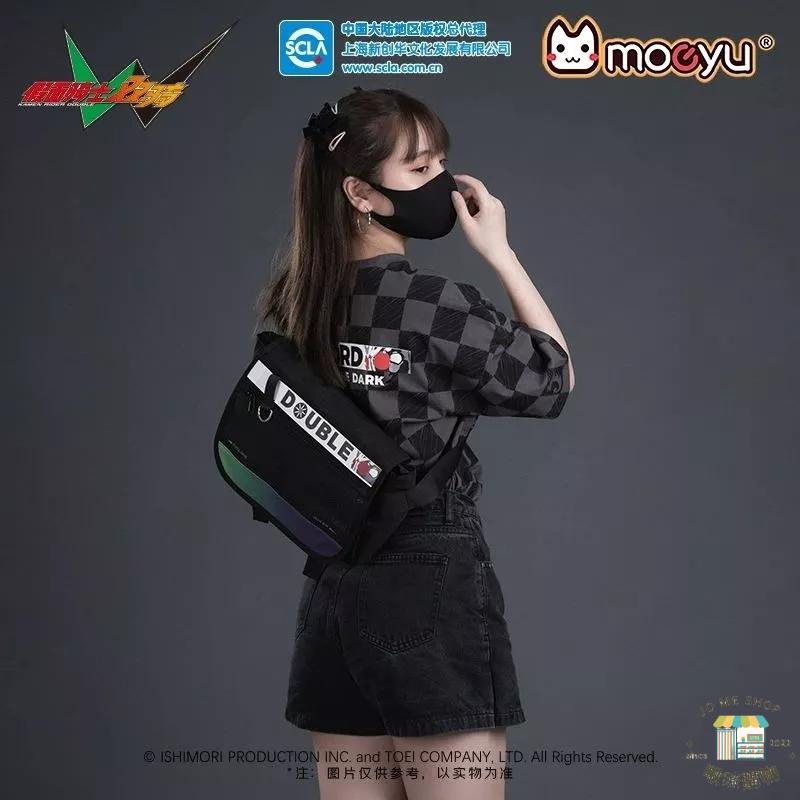 新品 現貨🏍官方授權正版 Kamen Rider 假面騎士 W 單肩包 假面騎士 雙騎印象 多層收納 斜背包 郵差包-細節圖7