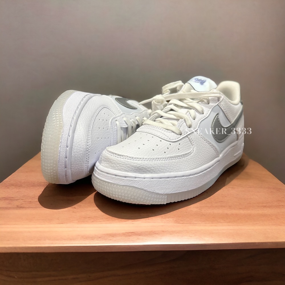 【現貨｜𝟐𝟒𝐡𝐫𝐬內寄出🔥】NIKE AIR FORCE 1 白銀 銀勾 白鞋 休閒鞋 女（FV3981--細節圖2