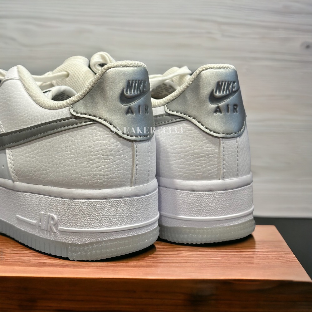 【現貨｜𝟐𝟒𝐡𝐫𝐬內寄出🔥】NIKE AIR FORCE 1 白銀 銀勾 白鞋 休閒鞋 女（FV3981--細節圖3