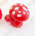 紅色白點大蘑菇