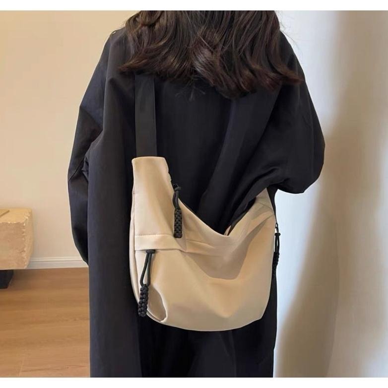 簡約側肩包 輕量側肩包 側背包 肩背包 休閑百搭托特包韓版腋下包學生書包 斜背包ins 胸包 女包【LZM 生活嚴選】-細節圖6