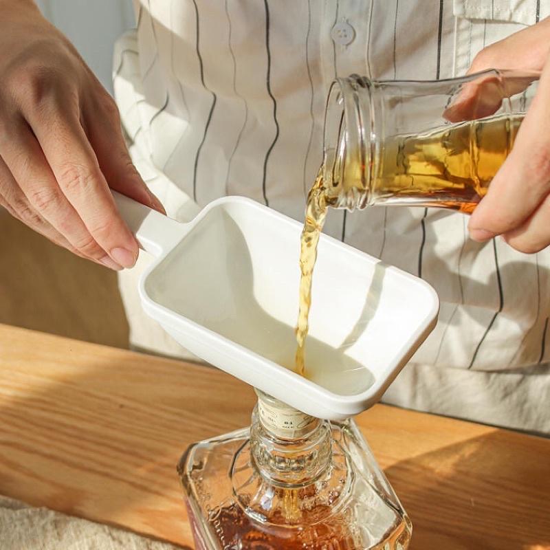 【領卷免運】萬用漏斗 方形漏斗 醬油漏斗 液體漏斗 大口徑 分裝器 料理漏斗 酒精 香水 廚房用品.-細節圖3