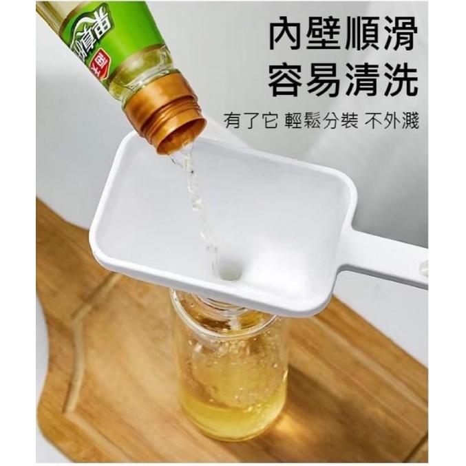 【領卷免運】萬用漏斗 方形漏斗 醬油漏斗 液體漏斗 大口徑 分裝器 料理漏斗 酒精 香水 廚房用品.-細節圖4