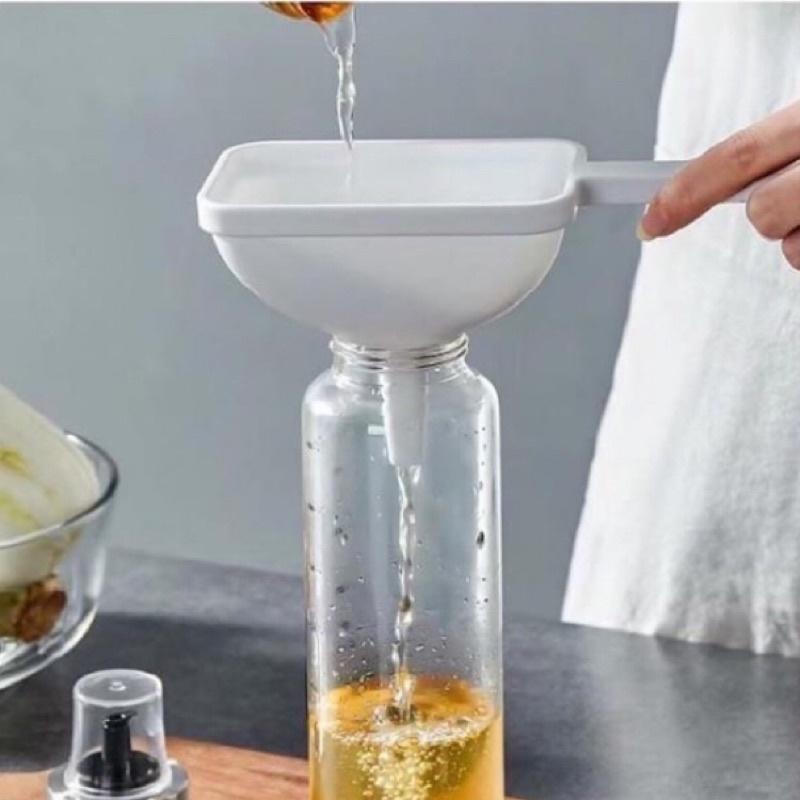 【領卷免運】萬用漏斗 方形漏斗 醬油漏斗 液體漏斗 大口徑 分裝器 料理漏斗 酒精 香水 廚房用品.-細節圖5