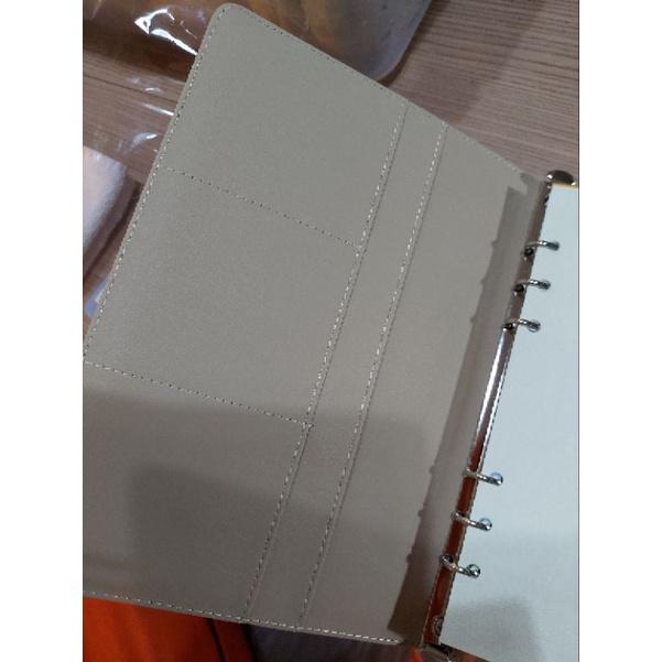 TOA 質感磁吸扣咖啡色2023年 112年六孔活頁夾行事曆日記筆記本皮革萬用手冊年度手冊 皮革年曆 行事曆年度日誌-細節圖5