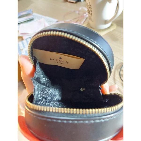 Kate spade ♠️ 化粧包/零錢包/小型圓包 大紅花瓣綴飾/拉鏈層/黑底 多功能用途鑰匙圈包包-細節圖2