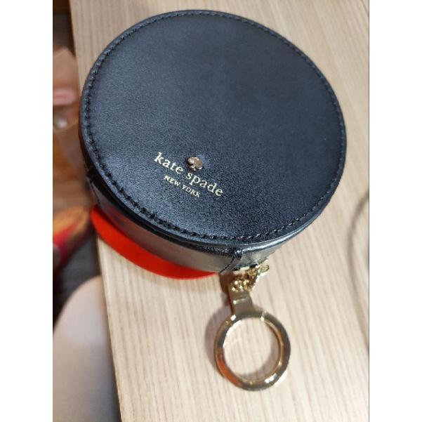 Kate spade ♠️ 化粧包/零錢包/小型圓包 大紅花瓣綴飾/拉鏈層/黑底 多功能用途鑰匙圈包包-細節圖3