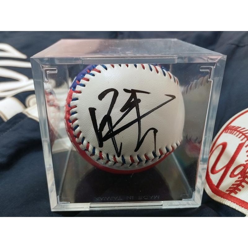 【小群收藏家】🔥林智勝-簽名球 (含球盒) -專打古巴-中華隊國旗簽名球-親筆簽名字跡漂亮-細節圖4