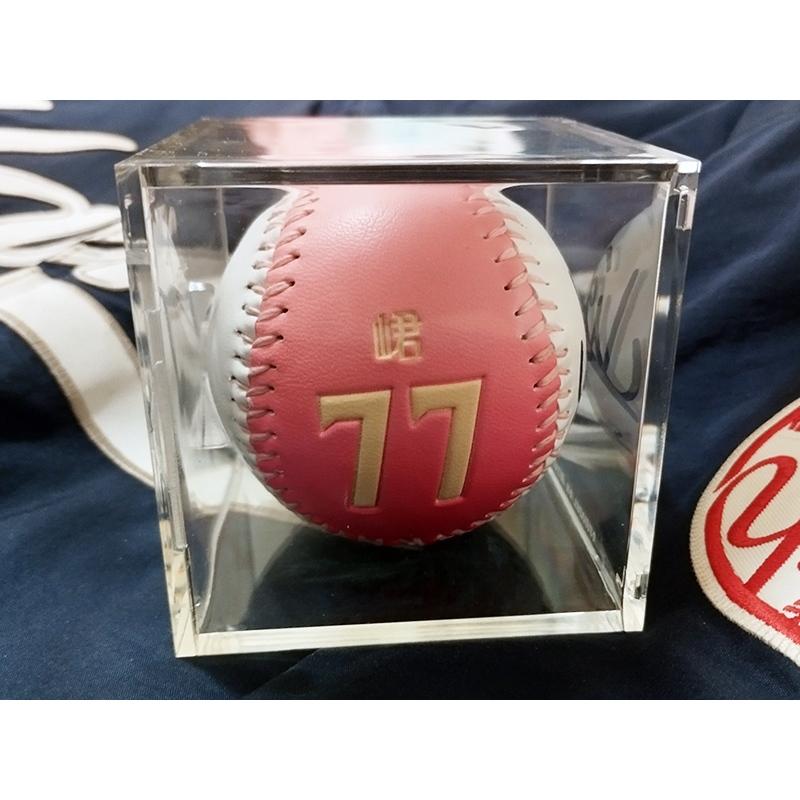 【小群收藏家】🔥峮峮簽名球(含球盒)-兄弟象啦啦隊-親簽名跡漂亮-簽名球-峮峮、一見峮心-君君、李珠珢、李雅英-細節圖3