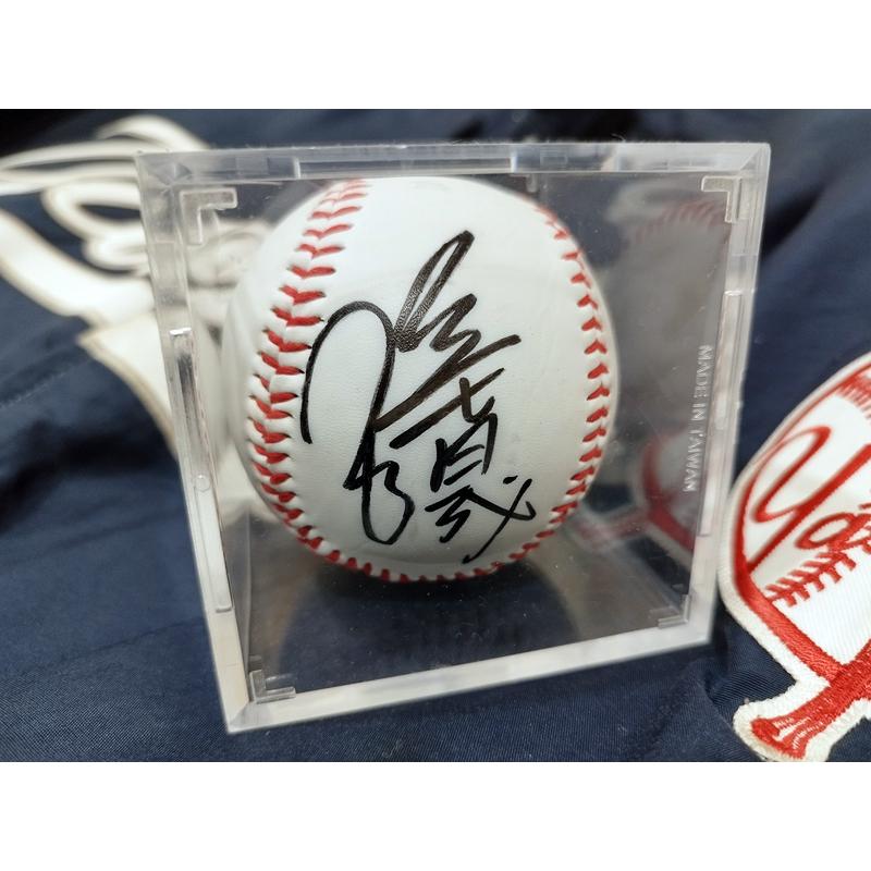 【小群收藏家】🔥張育成-永遠忠誠-親筆簽名球(含球盒)-細節圖2