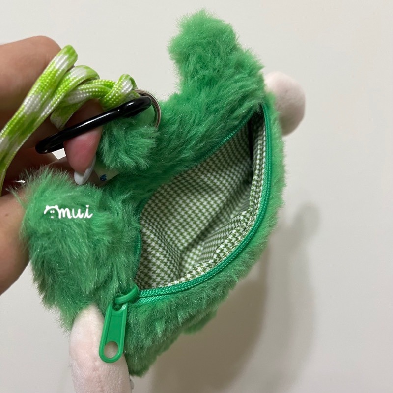 【mui選物♡現貨】開心綠色草包😄💚&不開心☹️深綠草包 毛絨斜挎包 附登山扣&掛繩 掛脖包 零錢包-細節圖4
