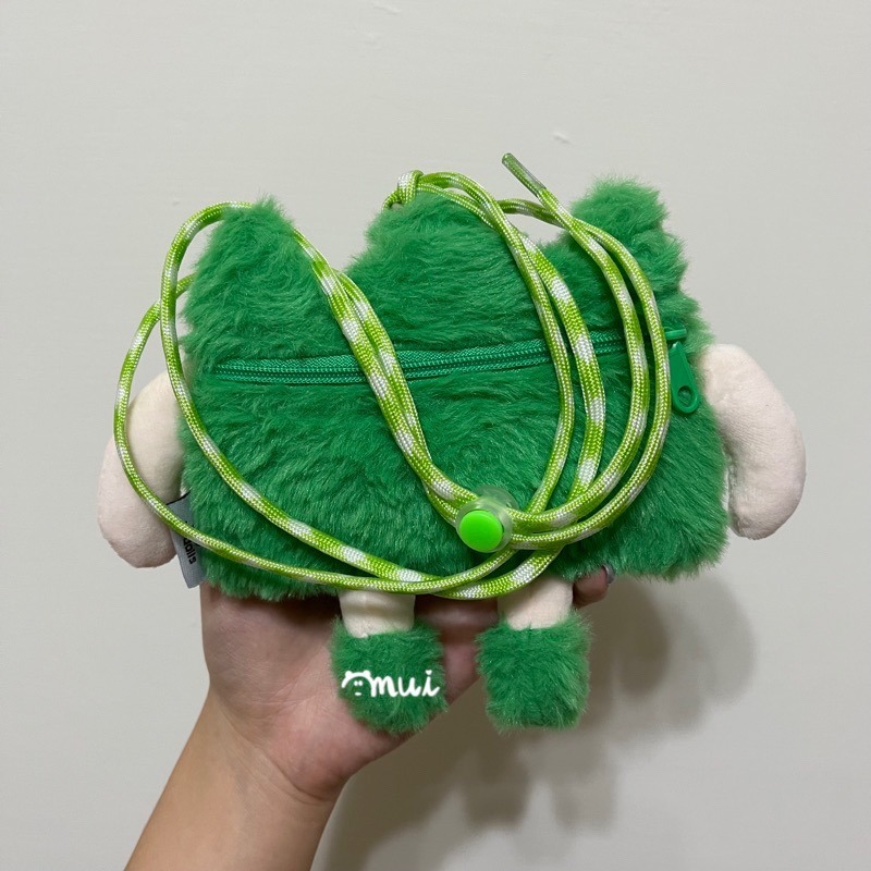 【mui選物♡現貨】開心綠色草包😄💚&不開心☹️深綠草包 毛絨斜挎包 附登山扣&掛繩 掛脖包 零錢包-細節圖5