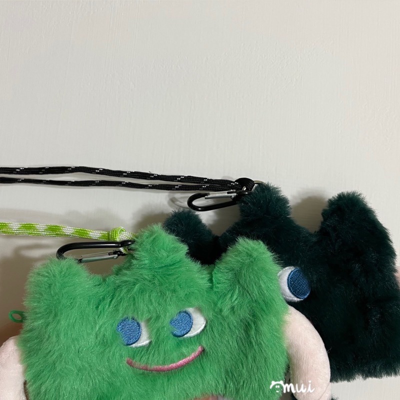 【mui選物♡現貨】開心綠色草包😄💚&不開心☹️深綠草包 毛絨斜挎包 附登山扣&掛繩 掛脖包 零錢包-細節圖9