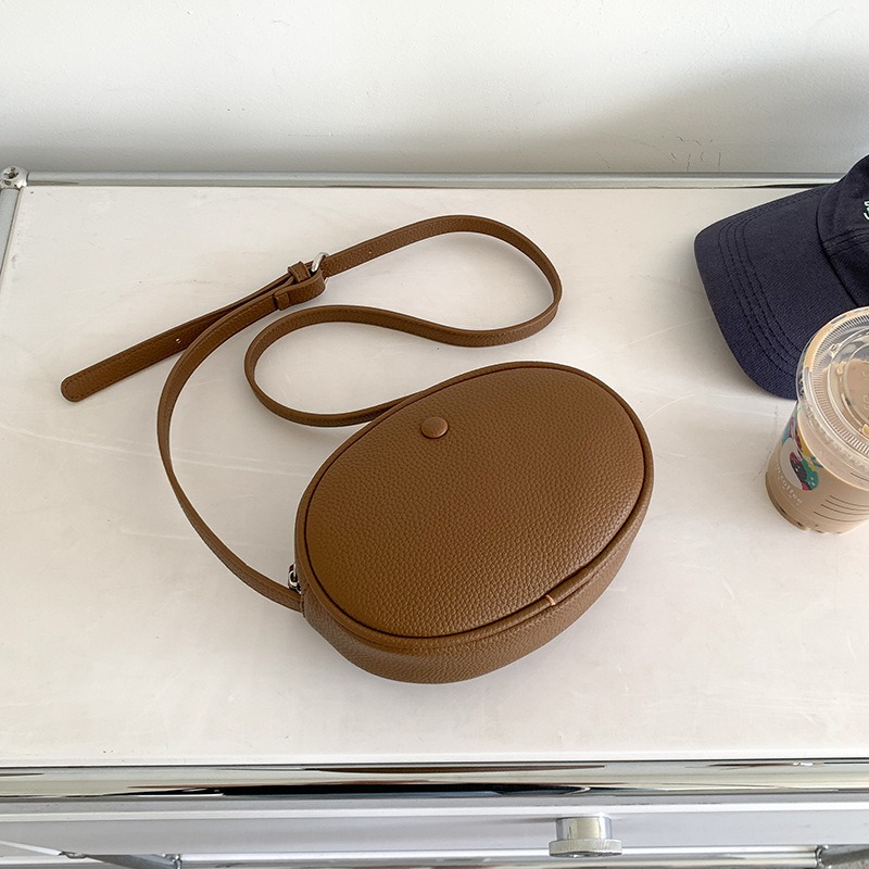 包包 新款時髦流行復古橢圓小包 純色軟皮荔枝紋斜背包 輕便單肩斜挎迷你小圓包-規格圖11